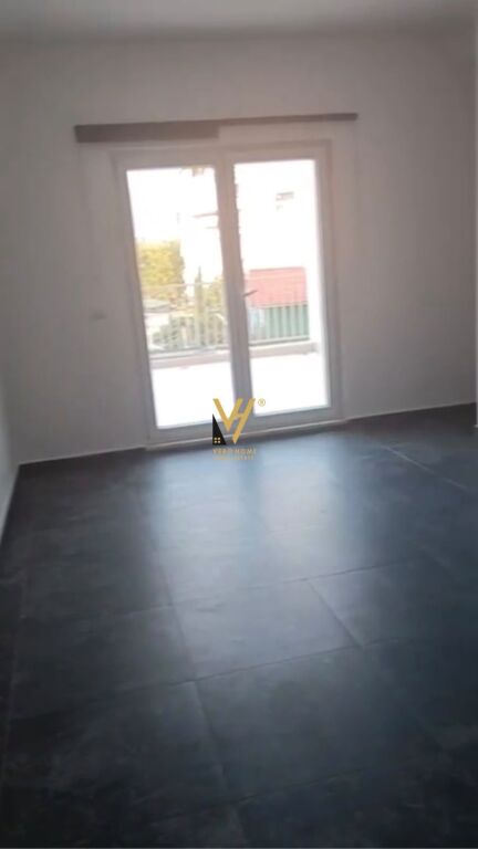 JEPET ZYRE 145 M2 ME QIRA TE ZOGU I ZI 1.000 EURO