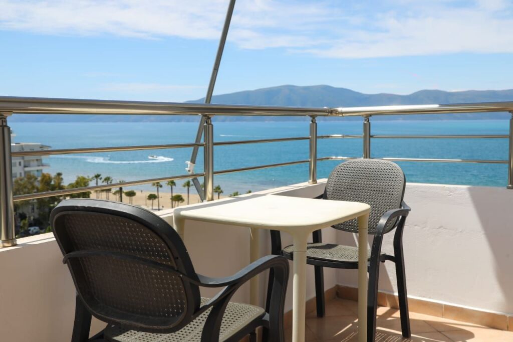 🌊 ME QIRA – APARTAMENT 1+1 ME PAMJE TË PLOTË NGA DETI NË LUNGOMARE, VLORË 🏡✨