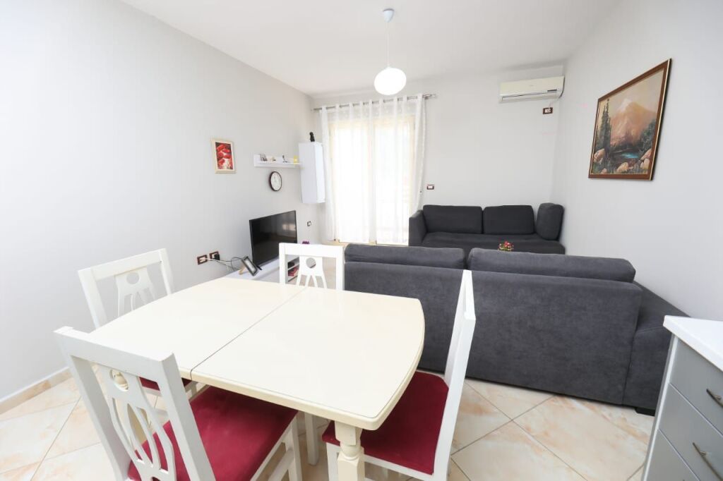 🌊 ME QIRA – APARTAMENT 1+1 ME PAMJE TË PLOTË NGA DETI NË LUNGOMARE, VLORË 🏡✨