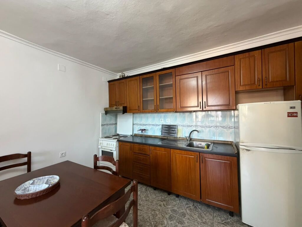 SHITET APARTAMENT 1+1 TEK RRUGA ASIM VOKSHI – PRANË SHKOLLËS 9-VJEÇARE “7 MARSI”!
