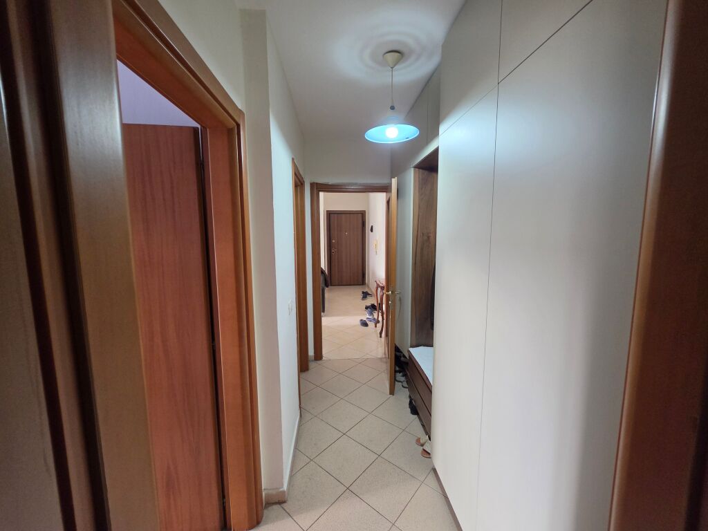 Jepet me Qira Apartament 115 m² për Zyrë / Biznes- Cmimi=2000 Euro