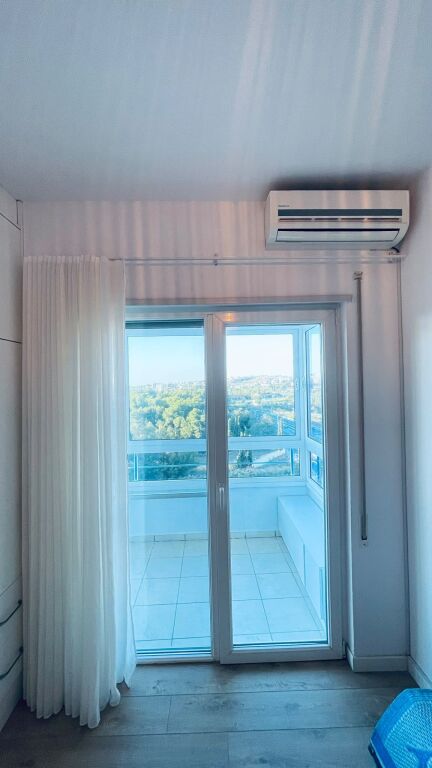 Jepet apartament me qera 1+1 pamje deti