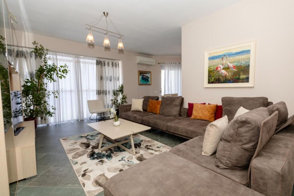 Apartament me pamje nga deti për qira Lungomare Vlora