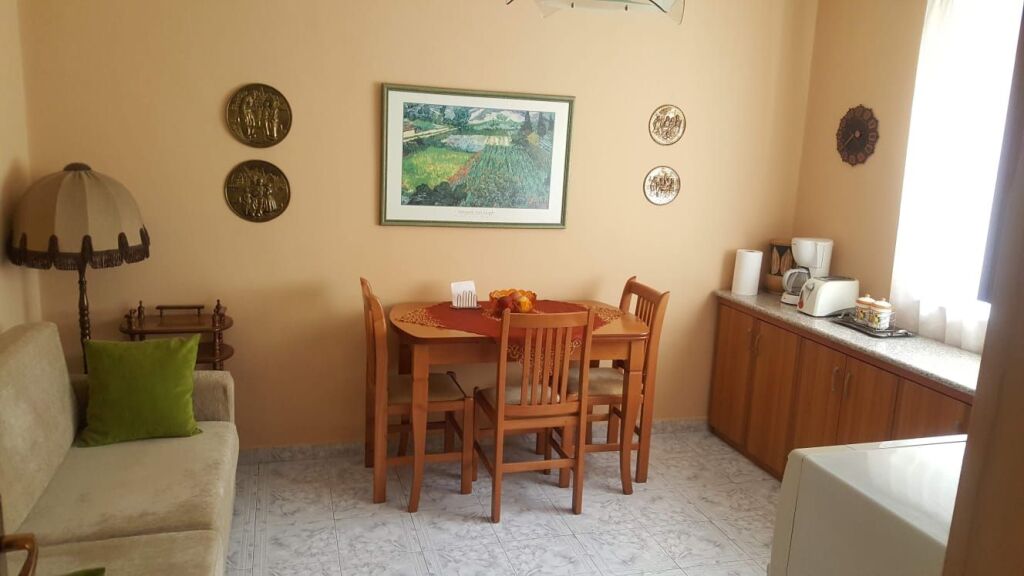 Jepet apartament 1+1+Kuzhine e Vecuar tek Pediatria , Spitali QSUT , Allias , Rruga Bardhyl , Xhamlliku , Kinostudio .