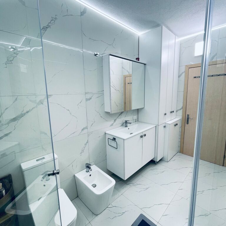 Jepet apartament me qera 1+1 pamje deti