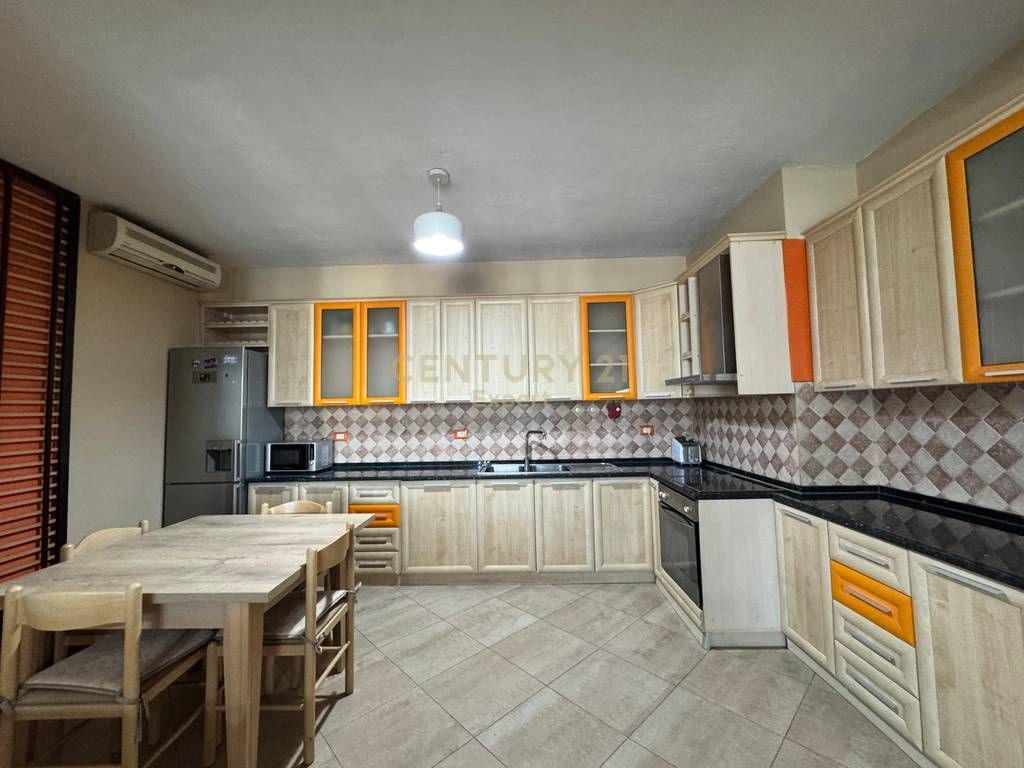 JAPIM ME QIRA APARTAMENT 3+1+2 TEK RRETHRROTULLIMI I ZOGUT TE ZI
