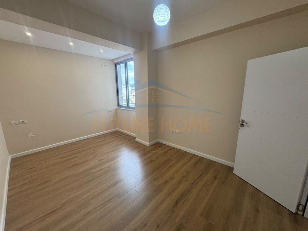 Shitet, Apartament 1+1, Rruga e Kavajes, Tirane.