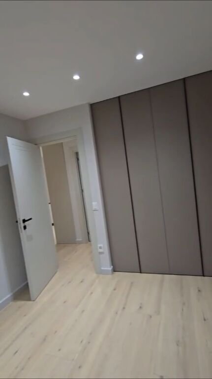 Shitet apartament 2+1 tek Liqeni i Thate, prane Radisson!
