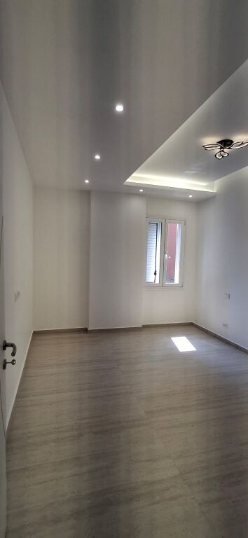 🏢 *AMBIENT ZYRE ME QIRA – PRANË RRUGËS SË KOSOVARËVE, TEK LE BON
