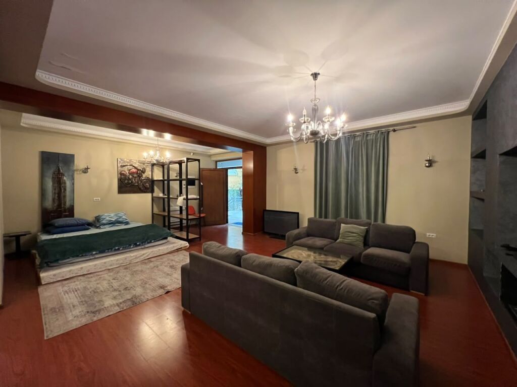 AMBIENT ZYRE ME QERA – LIQENI I THATË 🏢