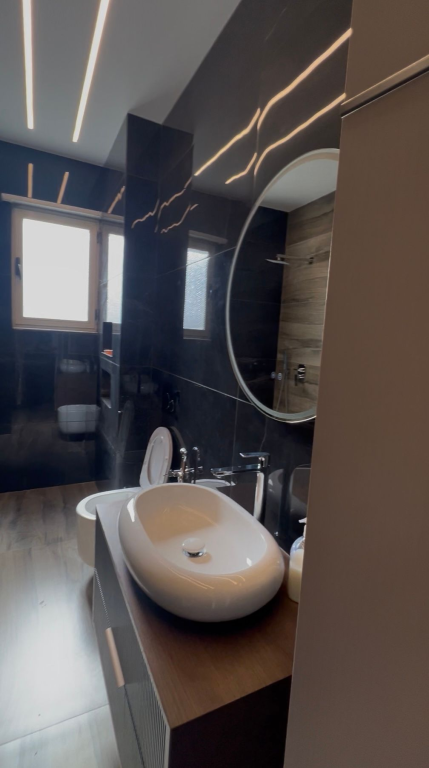 Jepet me qira apartament 2+1 me post parkimi, në Rrugën Hoxha Tahsim, pranë Pazarit të Ri.