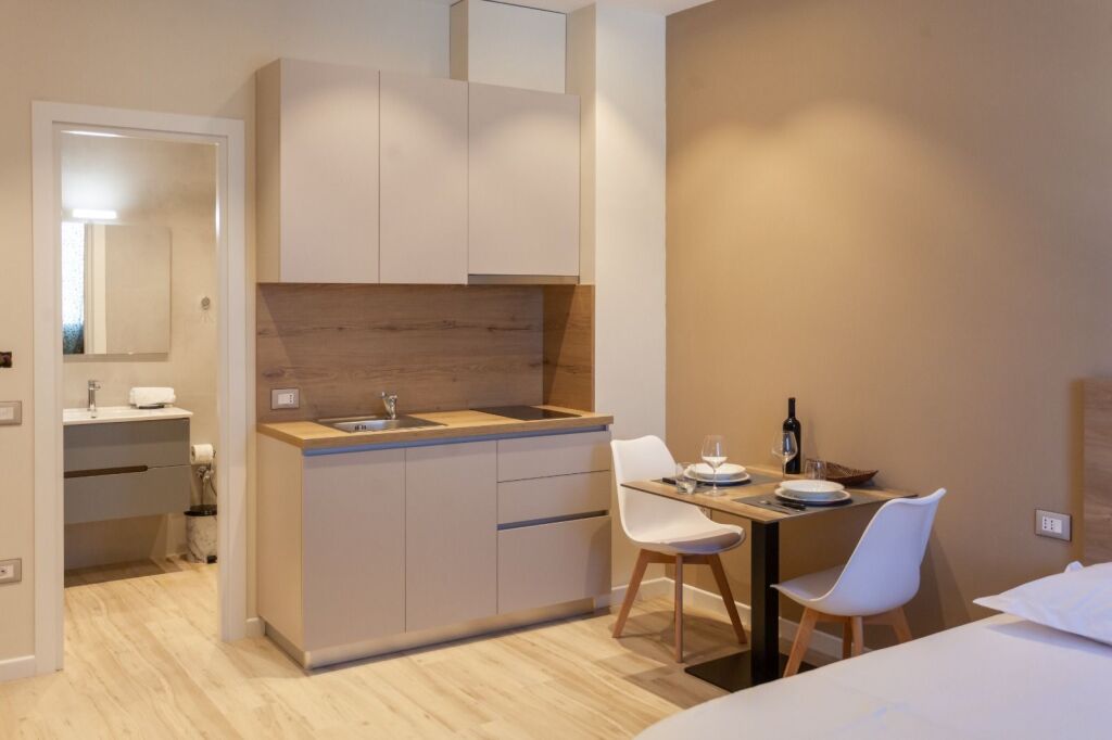 JEPET ME QERA GARSONIERE PRANE STACIONIT TE TRENIT, DURRES