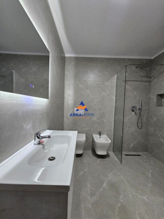 VENDESI APPARTAMENTO 1+1+BALCONE "DI FRONTE A DELIJORGJI, VIA KAVAJES" 170.000 EURO