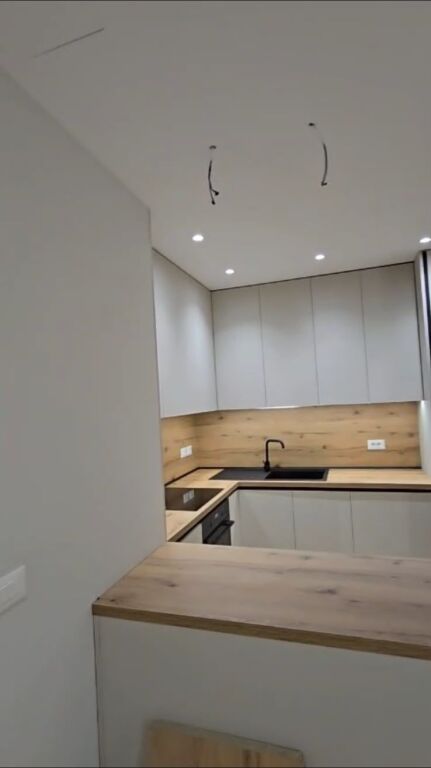 Shitet apartament 2+1 tek Liqeni i Thate, prane Radisson!
