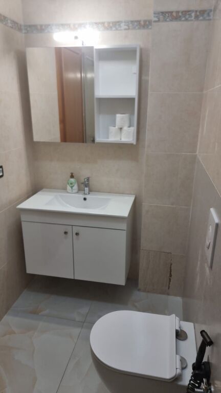Jepet apartament me qira 1+1