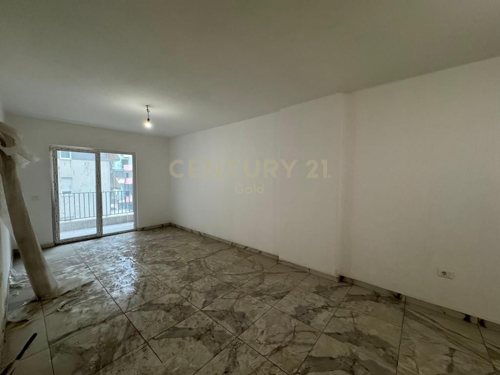 Jepet me Qira apartament 2+1+2 tek Kompleksi Aura, Laprake