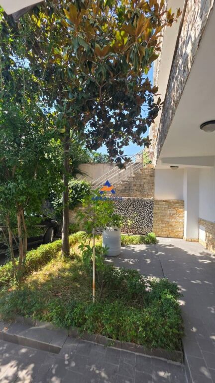 SHITET VILE 4 KATESHE "KODRA E PRIFTIT" 560.000 EURO