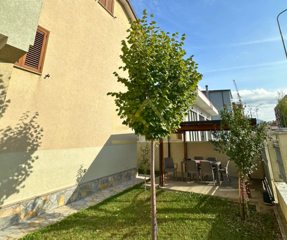 SHITET VILË 3-KATËSHE ME PAPAFINGO – KAMËZ