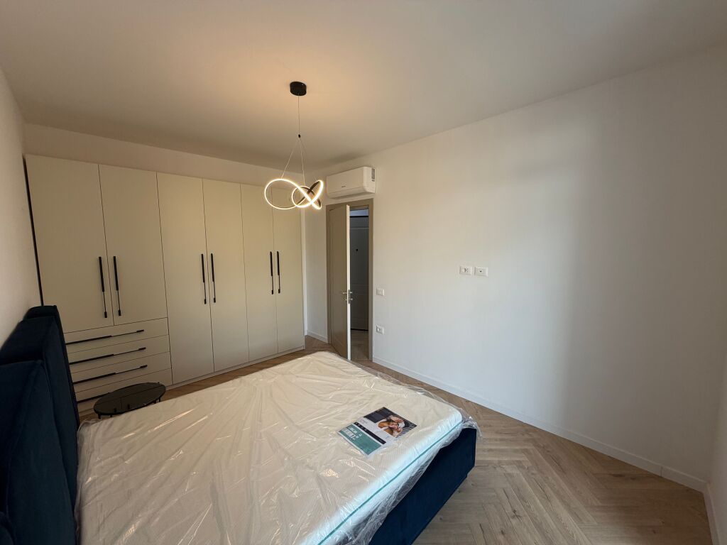 🏡 Jepet apartament 1+1 me qira te Jordan Misja! 📍 Kati i dytë, pallat i ri me ashensor. 🛋️ I sapomobiluar. 💰 Çmimi: 650 mijë lekë. 📞 Për më shumë informacion, kontaktoni!
