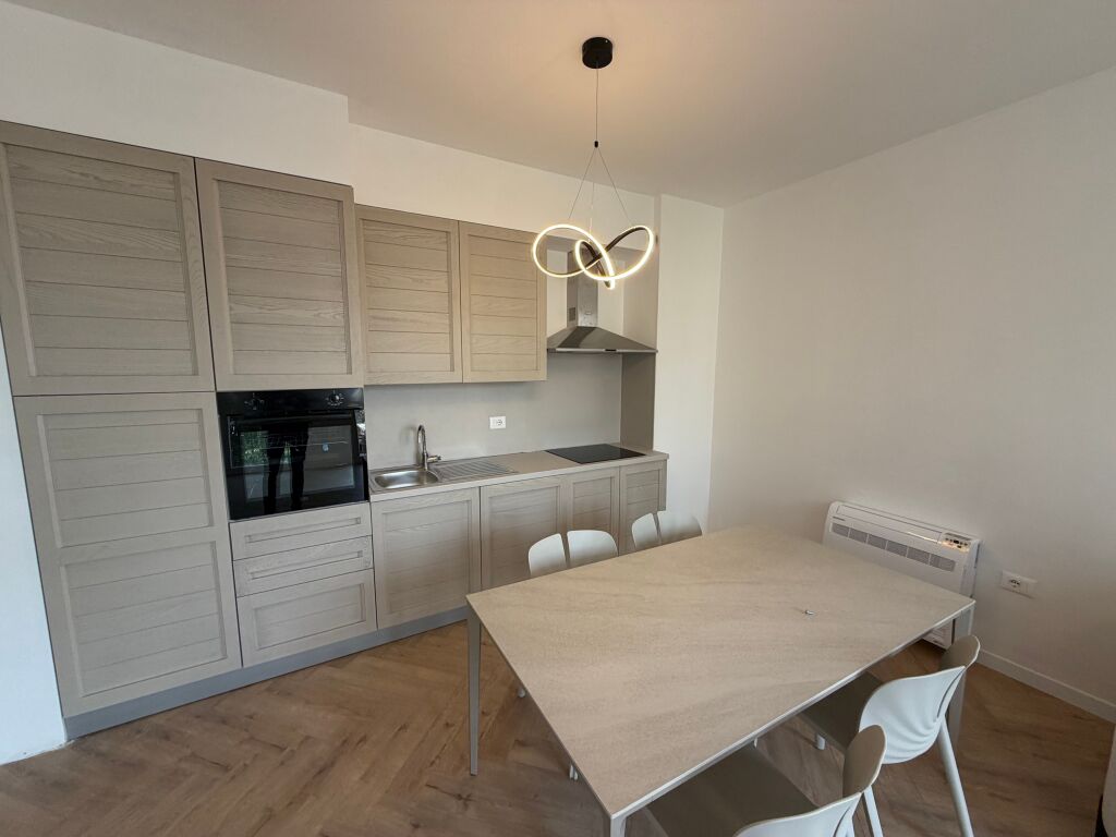 🏡 Jepet apartament 1+1 me qira te Jordan Misja! 📍 Kati i dytë, pallat i ri me ashensor. 🛋️ I sapomobiluar. 💰 Çmimi: 650 mijë lekë. 📞 Për më shumë informacion, kontaktoni!