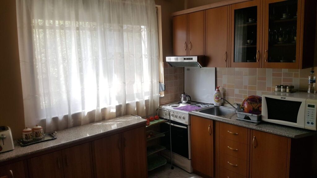 Jepet apartament 1+1+Kuzhine e Vecuar tek Pediatria , Spitali QSUT , Allias , Rruga Bardhyl , Xhamlliku , Kinostudio .