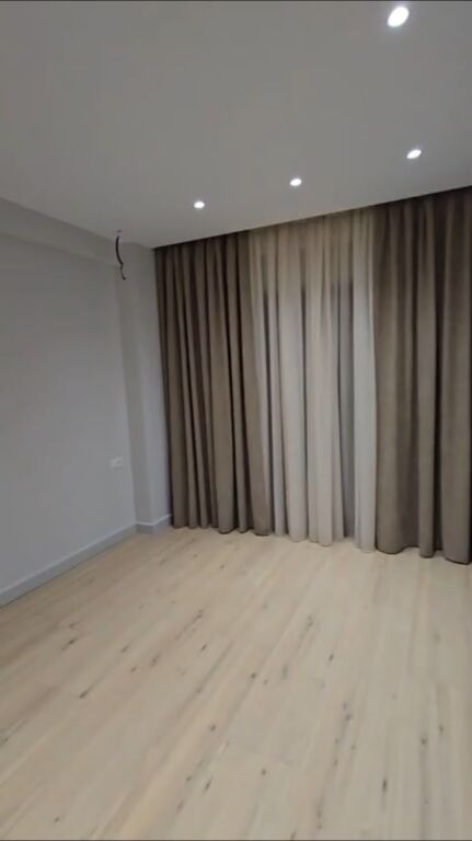 Shitet apartament 2+1 tek Liqeni i Thate, prane Radisson!
