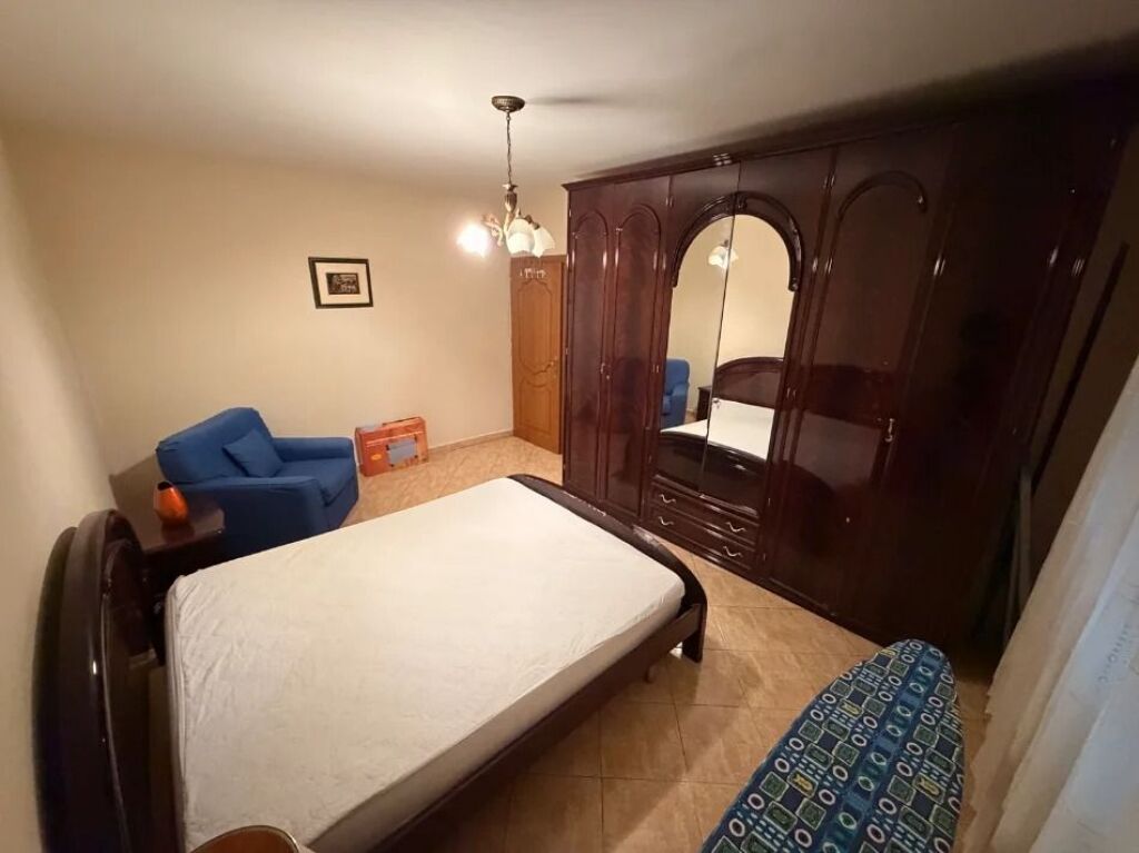🏢Porcelan,prane Universitetit Europian Tirane jepet me qera ,2+1,i mobiluar. 550Euro 
