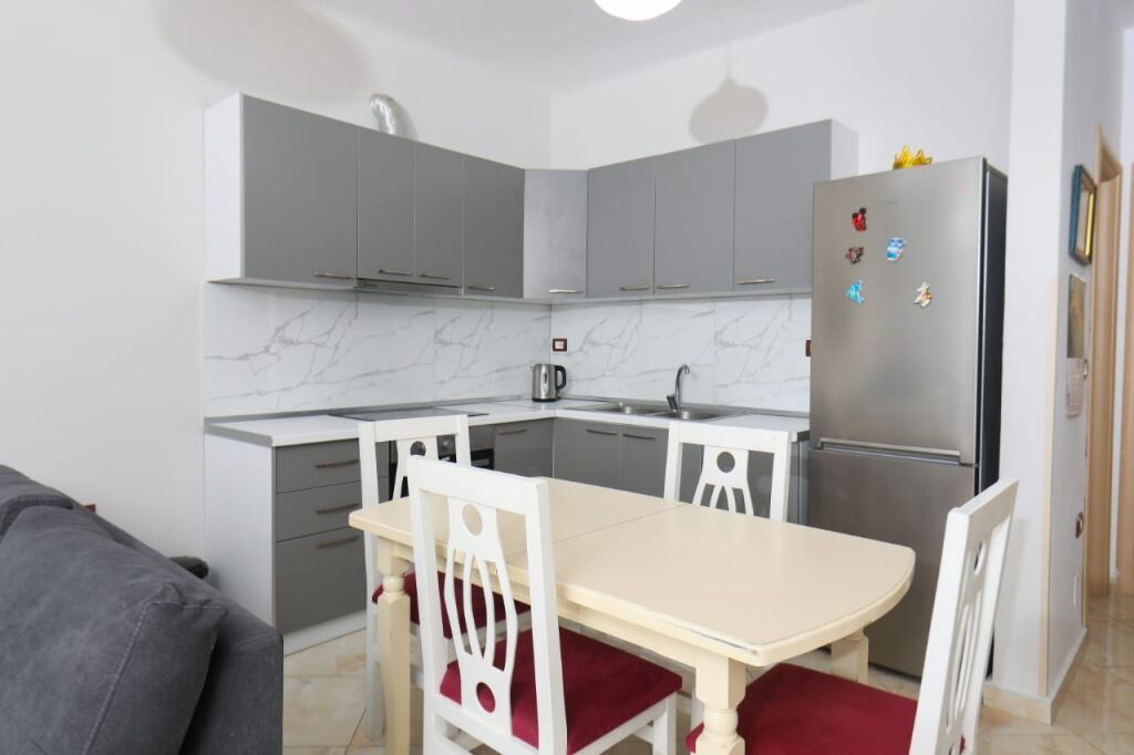 🌊 ME QIRA – APARTAMENT 1+1 ME PAMJE TË PLOTË NGA DETI NË LUNGOMARE, VLORË 🏡✨
