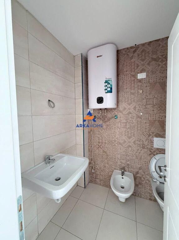 JEPET APARTAMENT ME QERA 2+1+BALLKON "LIQENI ARTIFICIAL" 1650 EURO
