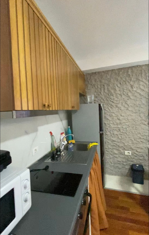 Jepet me qira apartament 2+1 brenda Kalasë së Tiranës.