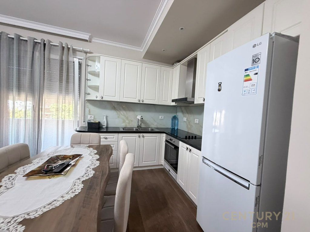 Apartament 2+1 Me Qira në Komunën e Parisit, Tiranë !