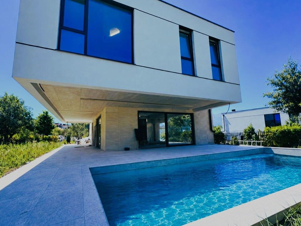 LUXURY VILLA FOR SALE WITH POOL | DRY LAKE