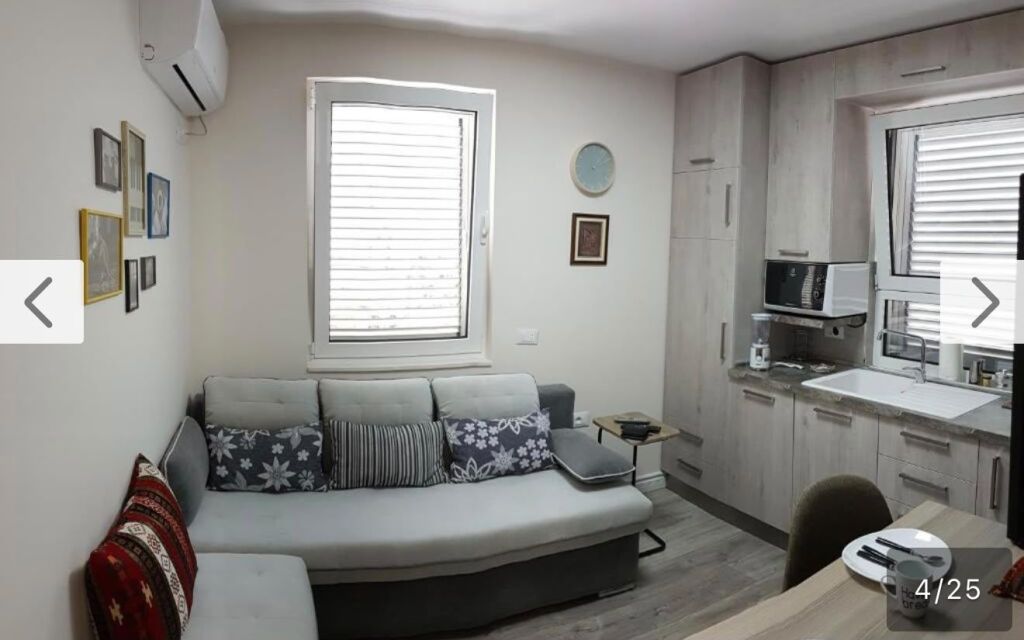 Jepet apartament 1+1 me qira tek ish Blloku , prane Bardh e Zi .   