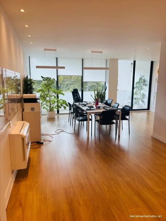 Zyre Me Qera 3+1 tek Blloku (ID BZ21065) Tirane