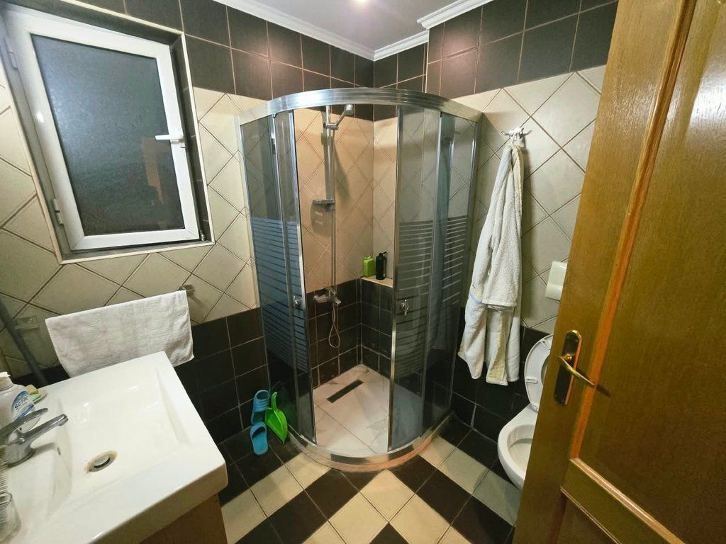 Shitet apartament 2+1+2 tek Shkolla e Kuqe