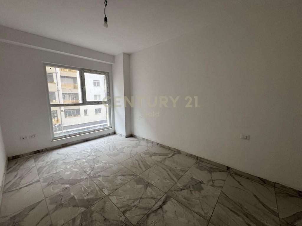 Jepet me Qira apartament 2+1+2 tek Kompleksi Aura, Laprake
