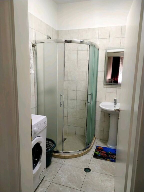 Shitet Apartament 2+1 ne Kamez ne Rrugen Demokracia