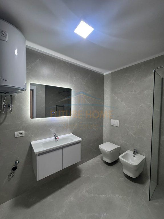Shitet, Apartament 1+1, Rruga e Kavajes, Tirane.