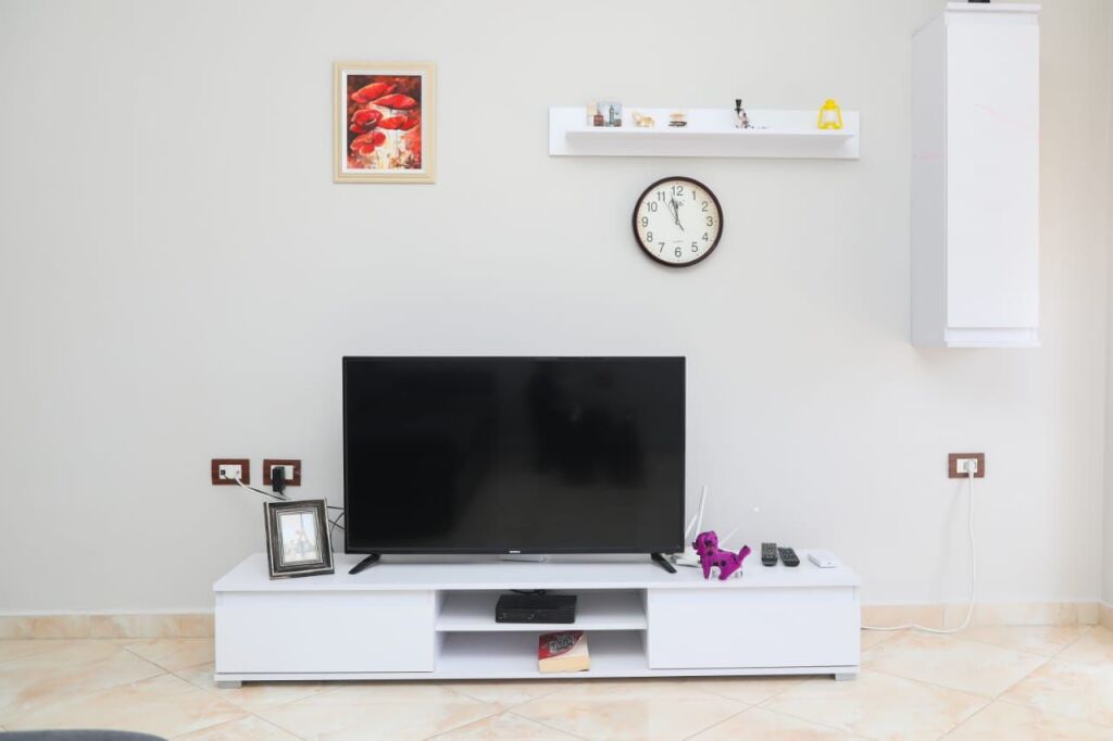 🌊 ME QIRA – APARTAMENT 1+1 ME PAMJE TË PLOTË NGA DETI NË LUNGOMARE, VLORË 🏡✨