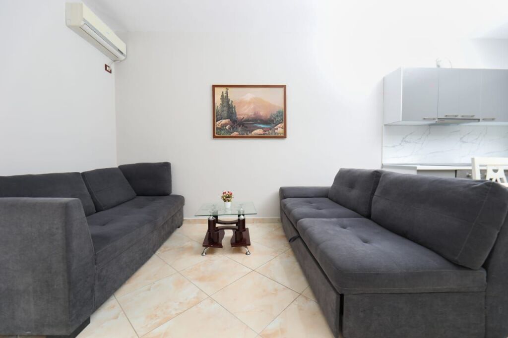 🌊 ME QIRA – APARTAMENT 1+1 ME PAMJE TË PLOTË NGA DETI NË LUNGOMARE, VLORË 🏡✨