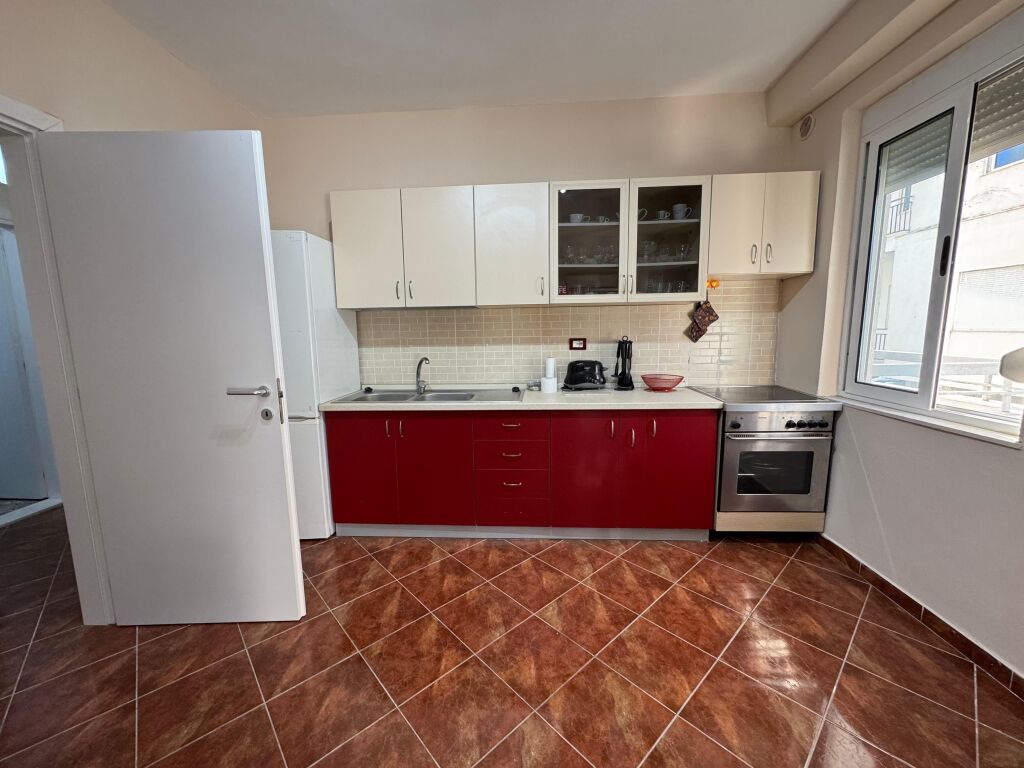 Shitet Apartament 1+1