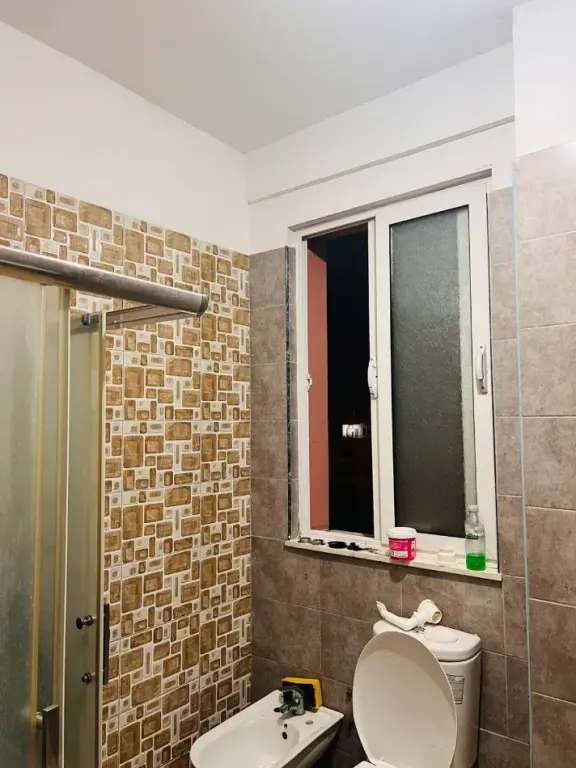 Apartament 2+1 me qera prane Restorant Freskut