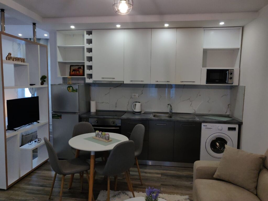 Apartament me qira pranë Shkollës Italiane, Vollga