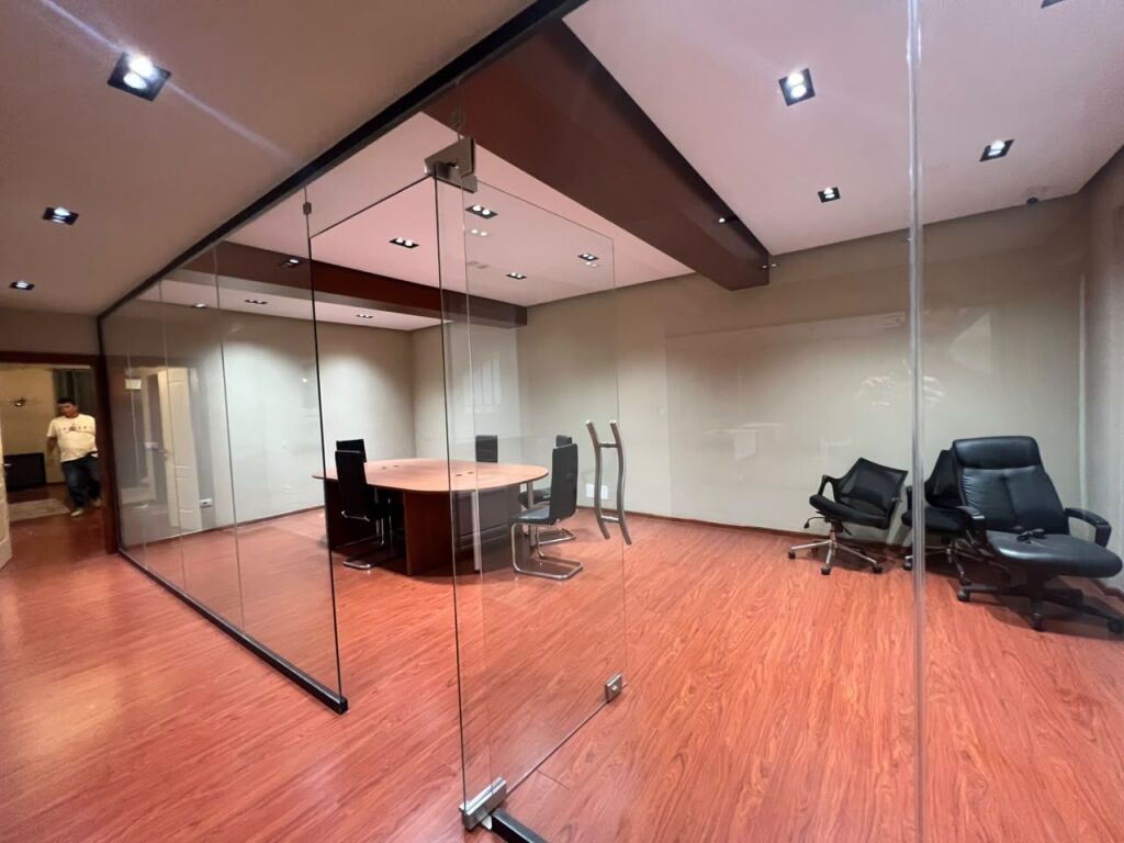 AMBIENT ZYRE ME QERA – LIQENI I THATË 🏢