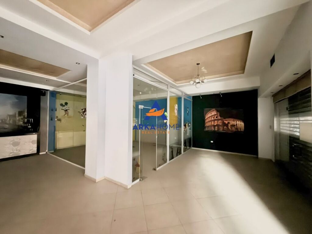“EKSKLUZIVE” JEPET ME QERA AMBIENT BIZNESI+VERANDË 150 M2 "NE YZBERISHT" 1500 EURO