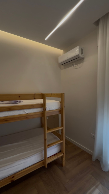 Jepet me qira apartament 2+1 me post parkimi, në Rrugën Hoxha Tahsim, pranë Pazarit të Ri.