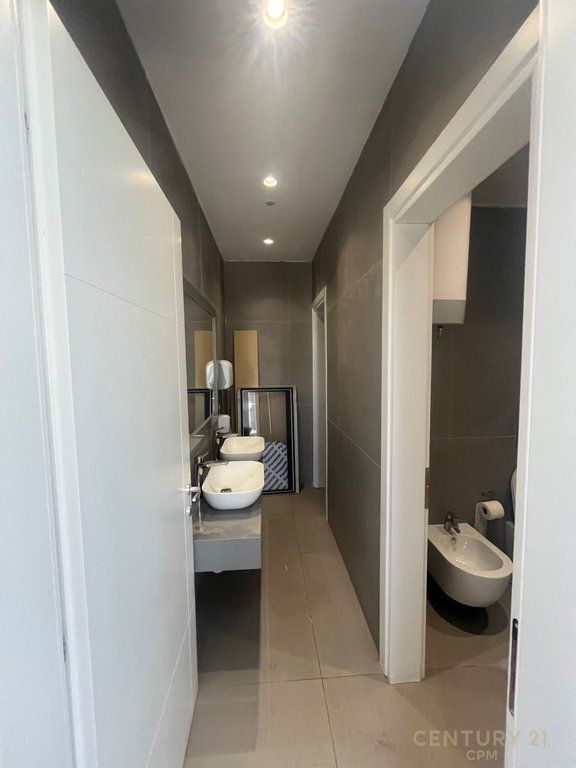 Zyrë Moderne + 2 poste parkimi me Qira, prane Kika 2, Komuna e Parisit, Tiranë 6,000 € /Muaj