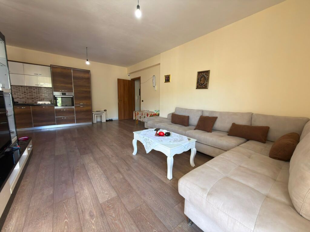 🏡 **SHITET APARTAMENT 2+1 – VLORË** 🌊