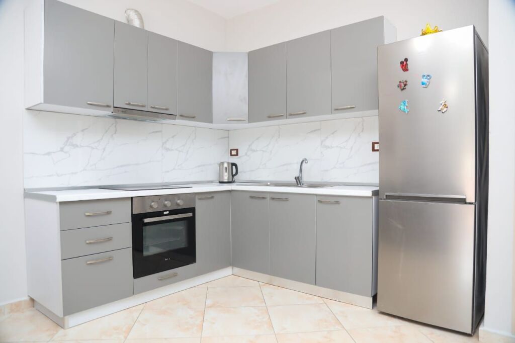 🌊 ME QIRA – APARTAMENT 1+1 ME PAMJE TË PLOTË NGA DETI NË LUNGOMARE, VLORË 🏡✨