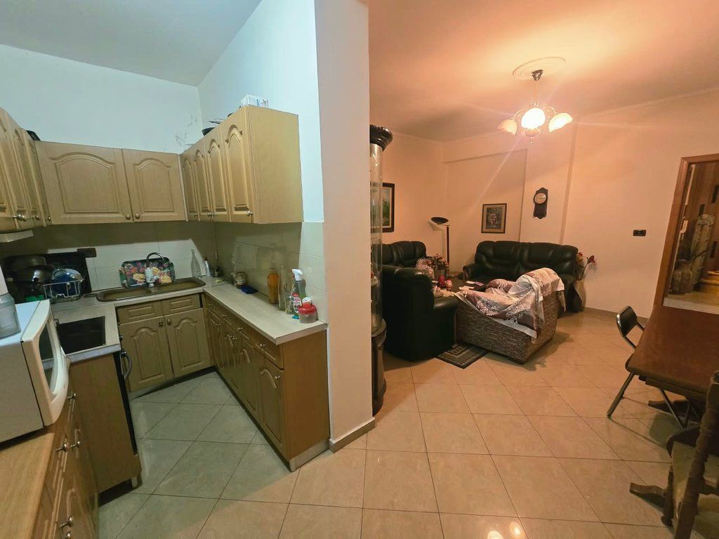 Shitet apartament 2+1+2 tek Shkolla e Kuqe